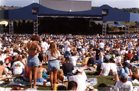 hotels near riverport amphitheater.
